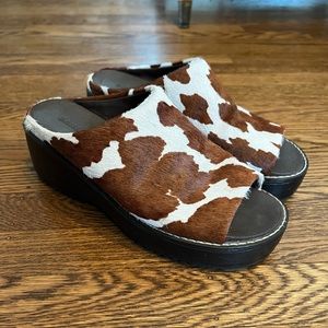Bandolino cow print horsehair platform slide